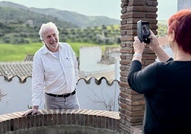 Riogordo residents Bosse and Sarah taking their photo for the competition.