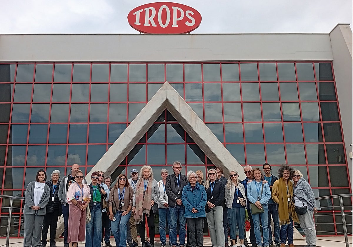 Imagen principal - The grou poutside the Trops cooperative, different types of avocados during the tasting session, walking through the plantation