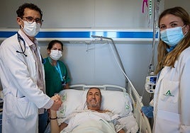 The first patient to receive the CAR-T treatment for multiple myeloma in Malaga with the medical team at Hospital Regional.