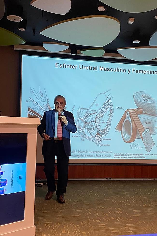 Dr. Pedro Torrecillas during his presentation at the Anti-Aging and Longevity Congress held in Bogotá.
