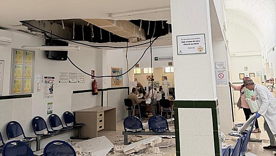 False ceiling in Costa del Sol health centre collapses due to cooling duct deterioration