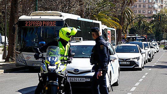 Malaga taxi protest blocks central artery and causes traffic jams