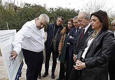 The delegate for Agriculture, the district councillor for Churriana, the president of the provincial authority, the mayor of Malaga and the mayor of Torremolinos receive technical explanations regarding the project