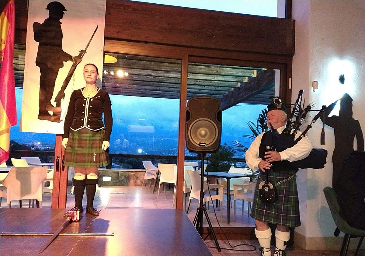 Imagen principal - The piper and Scottish dancer, Eddie Lloyd and Andy Nye and Craig Lloyd.