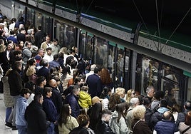 Crowds of passengers trying to get on the metro at the Palacio de los Deportes.