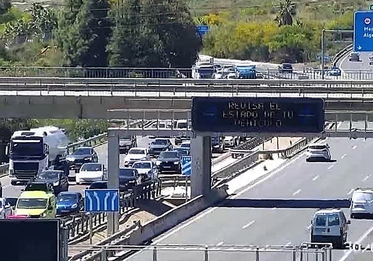 Malaga 112: burning vehicle forces closure of A-7 motorway lane near Benalmádena