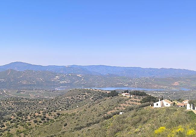 After a few metres you can see the reservoir of La Viñuela