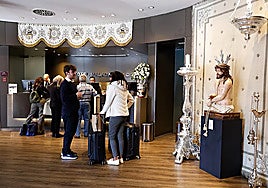 Tourists at the reception of the AC Marriott Málaga Palacio hotel.