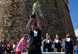 Nine waiters and waitresses participated in the race in La Cala at the weekend.