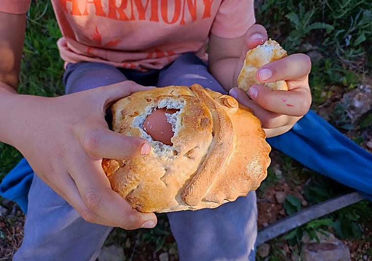 Cártama locals come together to keep the 'hornazos' tradition alive