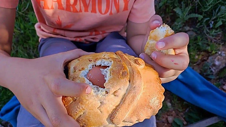 Cártama locals come together to keep the 'hornazos' tradition alive