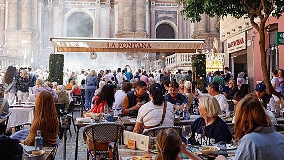 Malaga Holy Week: overcrowded streets and empty restaurants