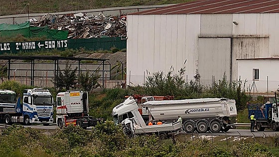Malaga province traffic: A-357 in Pizarra closes following van-lorry collision with one dead