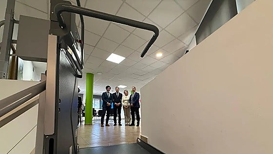 New stairlift platform boosts accessibility at cancer association headquarters in Benalmádena