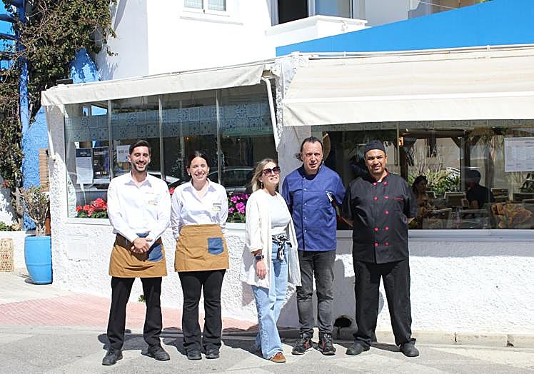 Chef Jesús Mulero with the team from La Pataleta in front of the restaurant.
