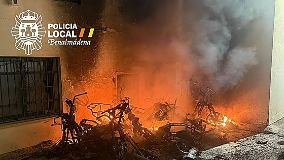 Benalmádena fire destroys ten vehicles and forces residents to evacuate