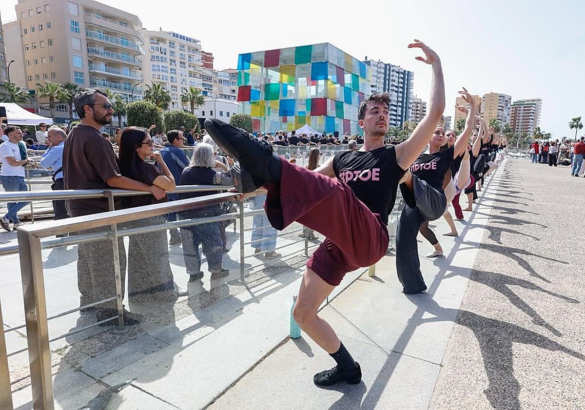 Imagen principal - Malaga's port hosts 600 dancers in open-air ballet masterclass