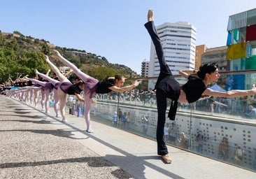 600 dancers performing at Malaga's Muelle Uno promenade.
