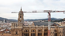 Recent photo of Malaga Cathedral during the roof construction.