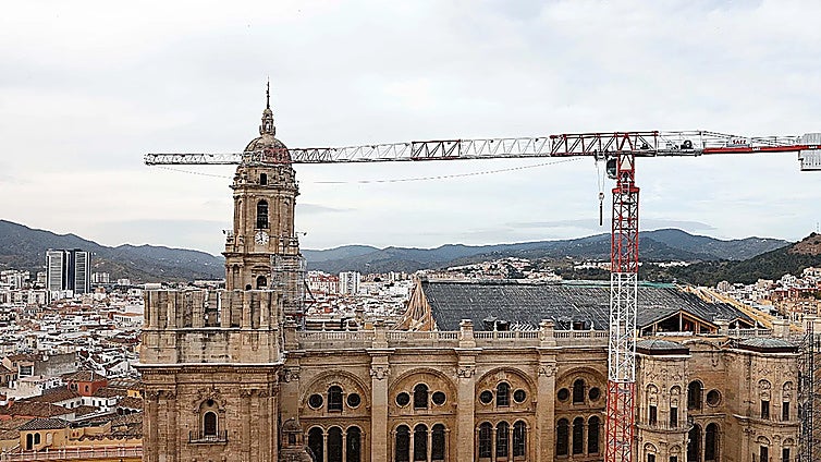 Recent photo of Malaga Cathedral during the roof construction.