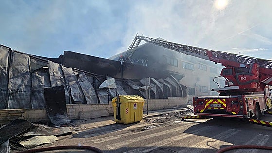 Five warehouses affected in Malaga province blaze that will take several days to extinguish