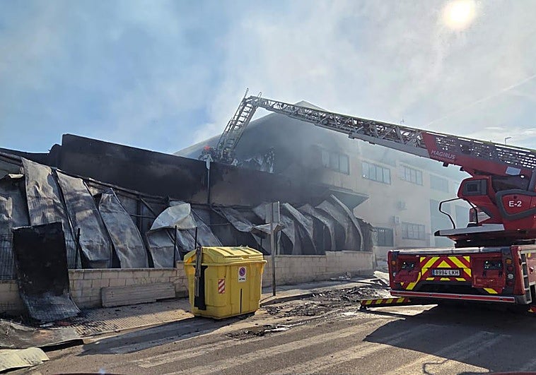 Five warehouses affected in Malaga province blaze that will take several days to extinguish
