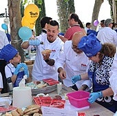 Young chefs take part in a healthy cooking workshop with Michelin-starred chefs.