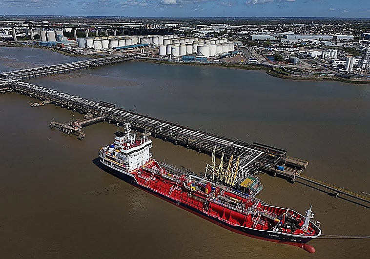 Gas and oil production stagnates in the shadow of Strait of Hormuz tensions