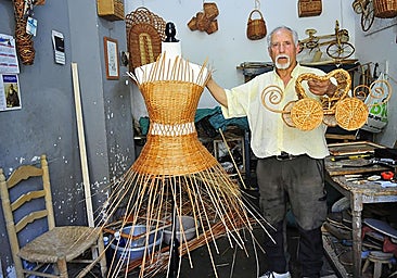 The artisan from the Alpujarra who has made a wicker dress.