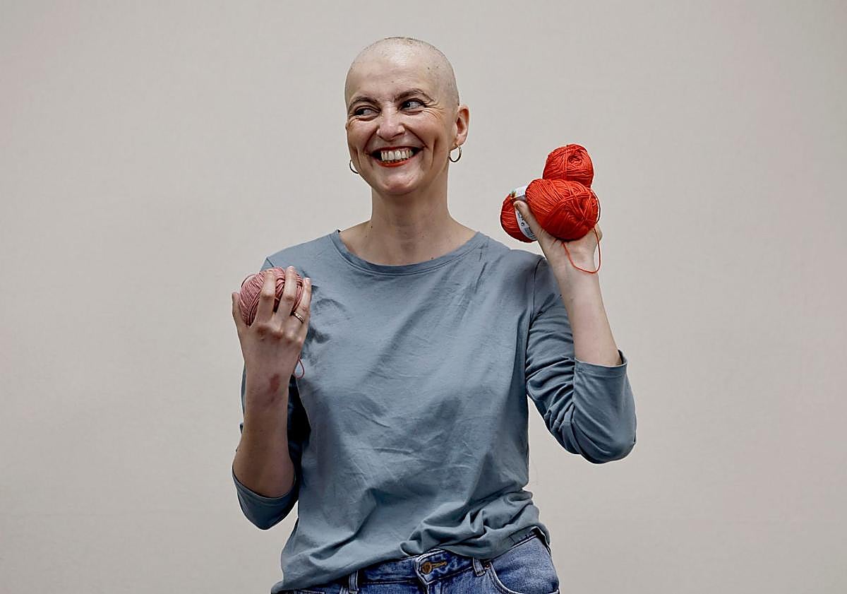 Imagen principal - Inma poses for this report. In the last photo she is showing one of the charity's 'knitting envelopes'