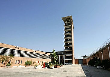 Malaga prison violent incident: inmate punches officer