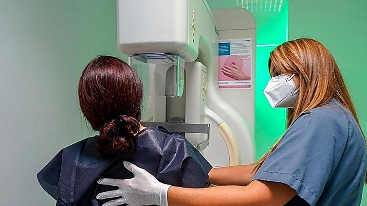 A woman undergoes a mammogram.