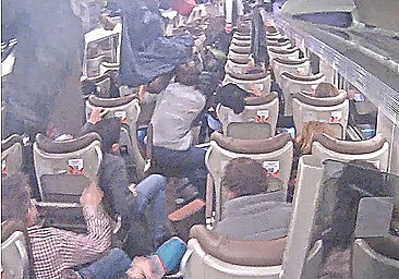 Photo from the inside of the Iryo train at the moment of the derailment near Adamuz.