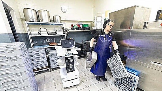 The robots that save waiters 3,000 kilometres a year at a Granada hotel