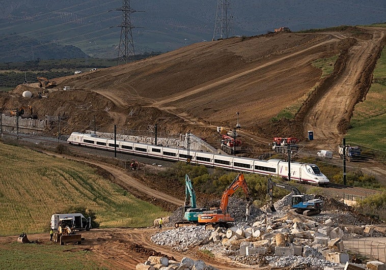 An AVE train on a test run next to the Álora embankment on Wednesday afternoon.
