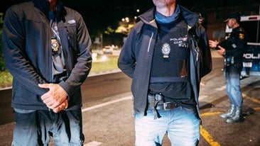The inspector and an officer from the Grupo Búho squad collaborating in Torremolinos.
