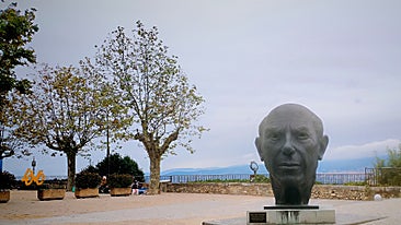 A giant head of Picasso.