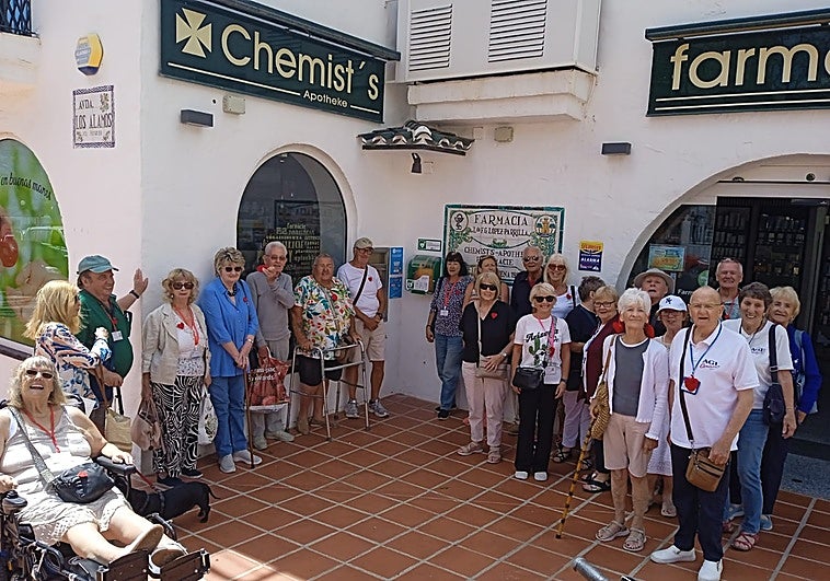 Age Concern installs new community defibrillator outside Benalmádena pharmacy