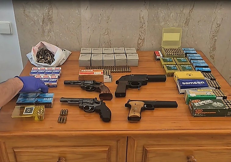 Malaga police discover arsenal of weapons in Alhaurín el Grande home after distress call from Singapore