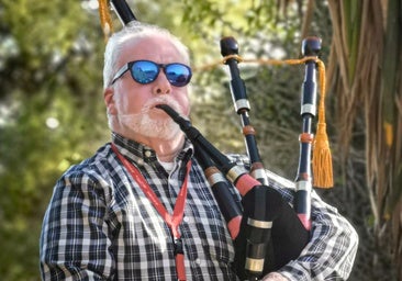 Leslie Thomson, with his bagpipes, on 'his' hill in Benalmádena.