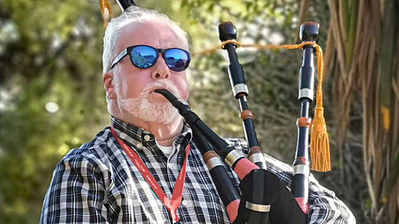 Leslie Thomson, with his bagpipes, on 'his' hill in Benalmádena.