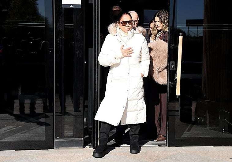 Isabel Pantoja leaving court in a previous tax case