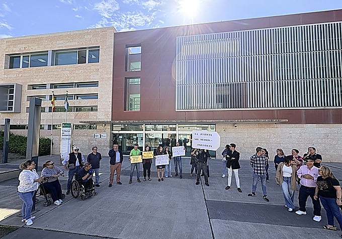 Victims outside the courts in Vélez-Málaga on Monday 4 May