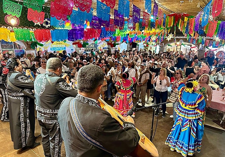 Hundreds of people packed the casetas to enjoy live music and folklore shows.