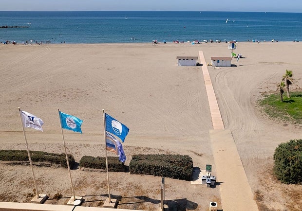 What requirements must a beach meet to be awarded a Blue Flag in Spain?