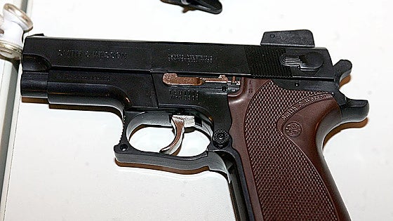 Vélez-Málaga police officers sustain injuries while arresting two individuals for aggravated threats
