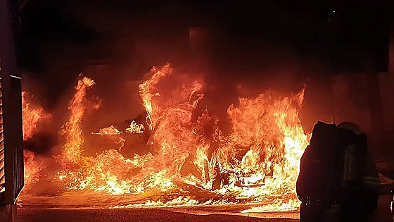 Malaga police search for hooded individual who started fire and damaged eleven cars in La Palmilla