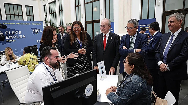 A recruitment worker at Clece telling candidate Emelyn Avilés that they will hire her, with regional, provincial and local authorities witnessing the moment.