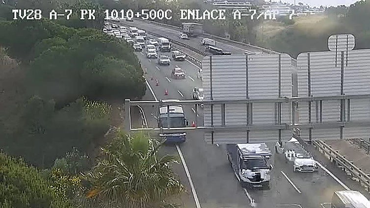 Malaga traffic: bus breakdown on A-7 motorway has been disrupting traffic since Wednesday