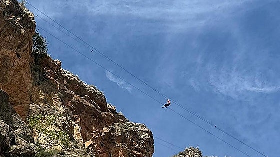 Off-duty firefighters rescue man trapped on a zip wire in Granada province